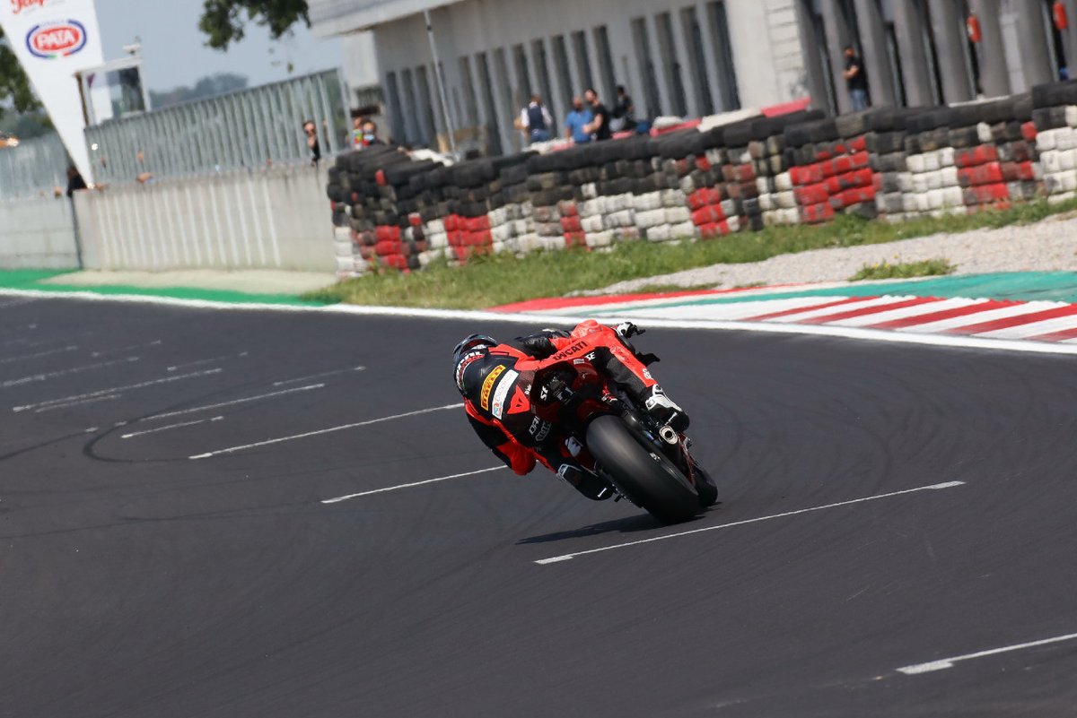 vivamoto_org's tweet photo. YouTuber, rides an off-the-shelf Ducati Panigale V4 S motorcycle to victory after setting a new lap record. (Image: Courtesy SH Group sas)

 #ducati #motoestate #Salvadori #YouTuber

https://t.co/Fb4cX8oO1l https://t.co/ZObLp5mICy