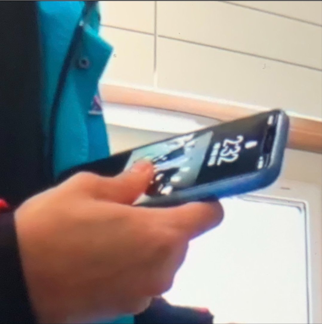 jhsIevi's tweet photo. if u ever feel betrayed by someone, just remember how bts left hoseok at the gas station and he have them as their lockscreen 😭 https://t.co/F4dXe9zSYx
