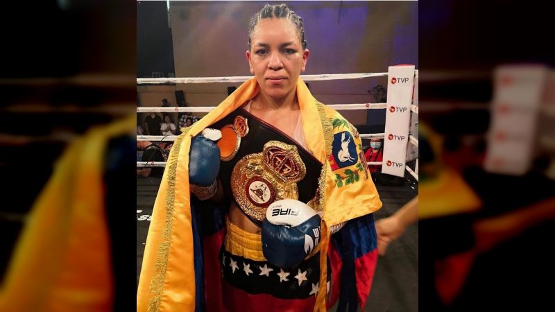 Venezolana Eva Guzmán se titula campeona mundial de boxeo mazo4f.com/243477  #ConLasBasesMeLasJuego