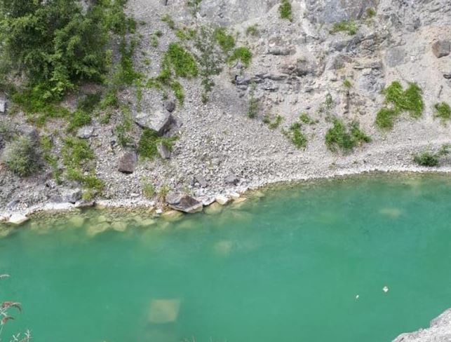 WMerciaPolice's tweet photo. Quarries may look inviting in this weather but don’t swim in them. They can be deadly. They are colder and deeper than they look, and often have hidden debris in. If you spot someone in difficulty don't enter the water, dial 999 immediately. #UnlockingSummerSafely #HomeAndDry https://t.co/wOyBV3uG1B