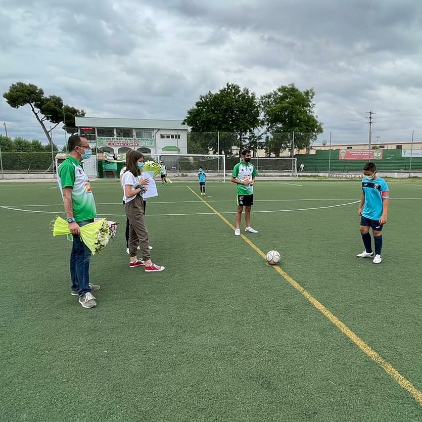 Adri, ayer disfrutamos mucho de tu torneo, pero te echamos mucho de menos. 
Tu hermana hizo el saque de honor de la final y ella y tus papis le dieron el trofeo de campeones a tus compañeros, que sabemos que lo consiguieron gracias a tu apoyo.
Esperamos te haya gustado...💚