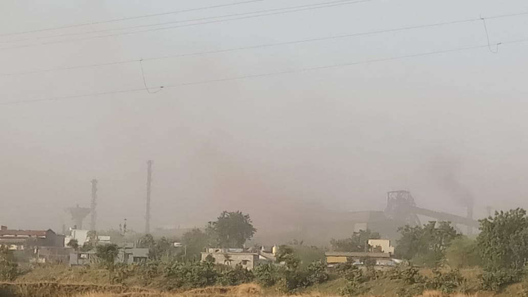 The way Sunflag Iron &amp; Steel Company is emitting iron dust and carbon dust is a very serious matter for the future health of the people living in Eklari village District - Bhandara &amp; State- Maharashtra.
Please do the needful help accordingly🙏