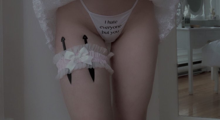 still kind of new to #nsfwtwt 

• bun/bunny.
• 18. minors stay the fuck away.
• no tws!
• soft and hard kinks.
• trauma based kinks.
• some hard kinks: cnc, ageplay, blood, kidnapping. 
• switch(+sub)
• she/her
• bi(+male)

like / rt for mutuals
not my pics.