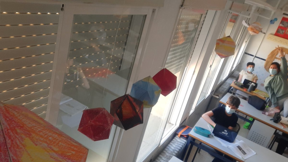 iesodesiruela's tweet photo. Han terminado situando nuestro planeta en el Universo, investigando sobre el Sistema Solar y elaborando un Infographic poster sobre distintas etapas de la historia de la música. 
Os dejamos todos los detalles de nuestro primer #CITEInnovated Colaborativo: https://t.co/7RxFVBSTJs https://t.co/SfVRr3YbFn