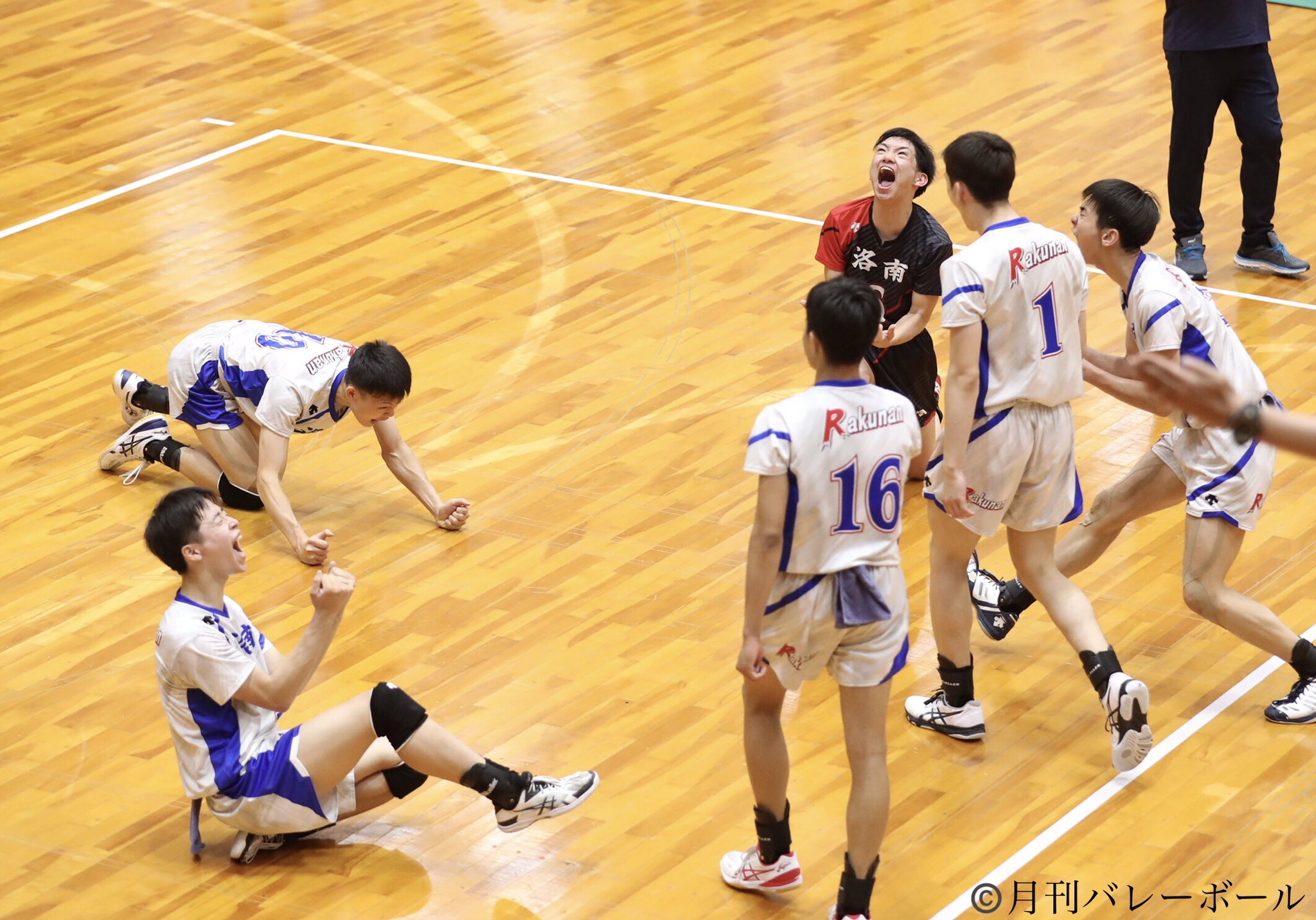 月刊バレーボール 公式 各地で熱戦が繰り広げられている高校バレー インターハイ予選京都男子決勝では フルセットの末に洛南が東山に勝利 18年以来の本戦出場を決めました 第3セット終盤 洛南は4連続得点で粘る東山を突き放しました 高校
