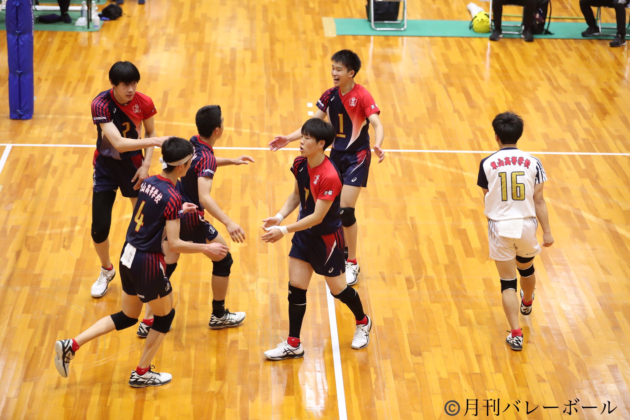 月刊バレーボール 公式 各地で熱戦が繰り広げられている高校バレー インターハイ予選京都男子決勝では フルセットの末に洛南が東山に勝利 18年以来の本戦出場を決めました 第3セット終盤 洛南は4連続得点で粘る東山を突き放しました 高校