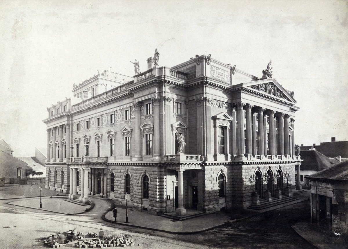 Window2DPast's tweet photo. During data collection we've seen how the National Theatre changed over the years and noticed a lot of tiny details.
Can you spot the differences?🔎
1875 vs 1961
#history @Fortepan https://t.co/8ATP0VPYDB