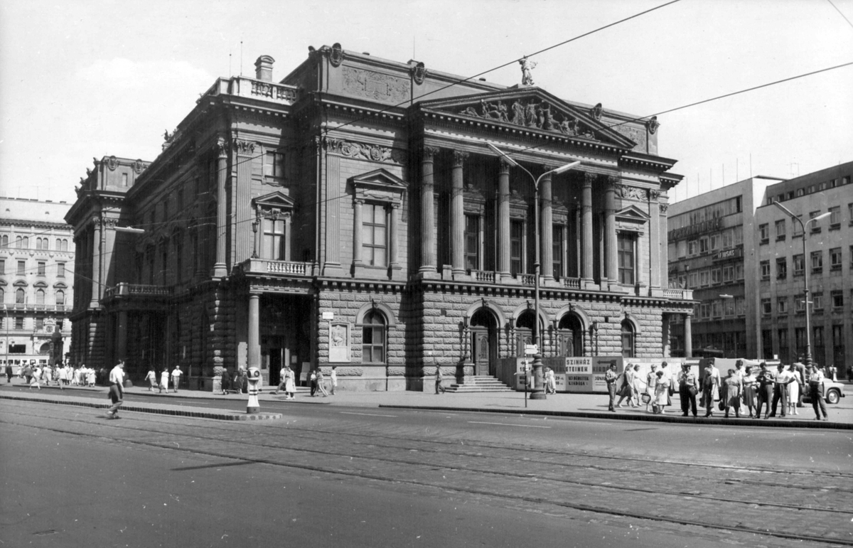 Window2DPast's tweet photo. During data collection we've seen how the National Theatre changed over the years and noticed a lot of tiny details.
Can you spot the differences?🔎
1875 vs 1961
#history @Fortepan https://t.co/8ATP0VPYDB