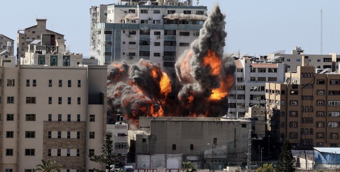 abierkhatib's tweet photo. I want to see Israel’s name on foreign policy’s next report on * The 10 Worst Countries for Journalists*
As the only regime in the world that bombed a media build and broke the arm of a journalist. 

#SaveSheikhJarrah #Palestine https://t.co/8ZzJGhXEQ9