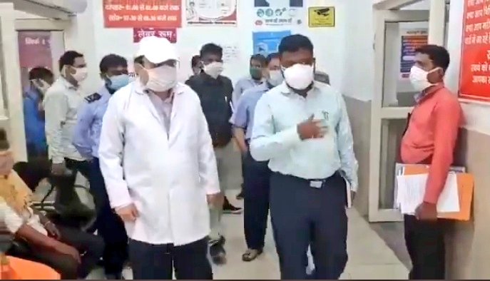 DMkaushambi's tweet image. #कौशांबी : नए जिलाधिकारी श्री सुजीत कुमार ने जिला अस्पताल का किया औचक निरीक्षण। जिला अस्पताल में कोविड वार्ड व अन्य बने वार्ड को किया निरीक्षण।
@UPGovt 
@CMOfficeUP 
@InfoDeptUP 
@CommissionerPrg