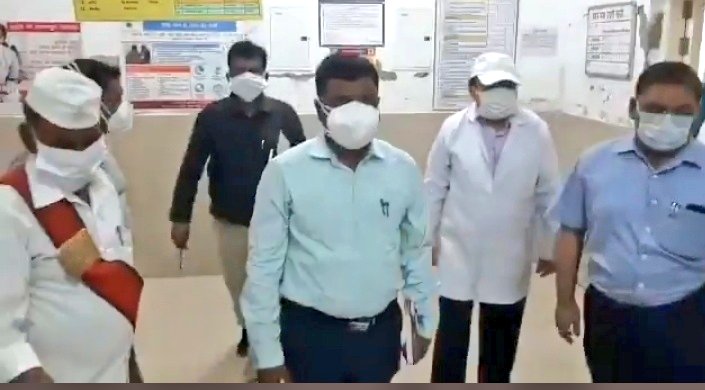 DMkaushambi's tweet image. #कौशांबी : नए जिलाधिकारी श्री सुजीत कुमार ने जिला अस्पताल का किया औचक निरीक्षण। जिला अस्पताल में कोविड वार्ड व अन्य बने वार्ड को किया निरीक्षण।
@UPGovt 
@CMOfficeUP 
@InfoDeptUP 
@CommissionerPrg