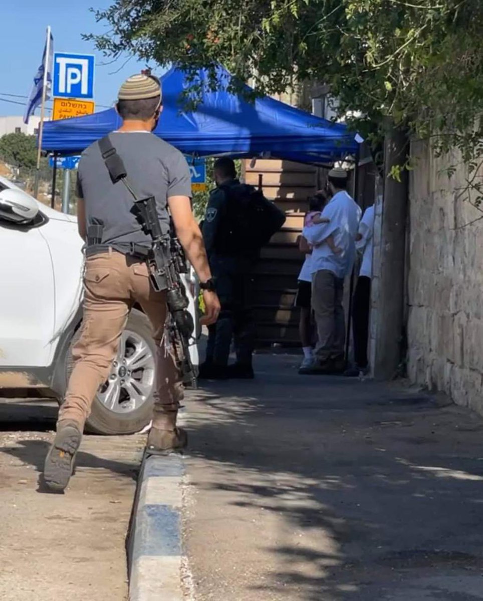 UPALDC's tweet photo. لأنها فلسطينية، اعتقلوها ومنعوها من توثيق الانتهاكات و محاولات التطهير العرقي بحق عائلتها وجيرانها. ولأنه مستوطن اسرائيلي سُمح له بالسرقة والعربدة والتسلح! 
هذا هو وجه الاستعمار الذي نواجهه يومياً.
#انقذوا_حي_الشيخ_جراح
#الحرية_لمنى_الكرد https://t.co/eA3uxoJ6Vf