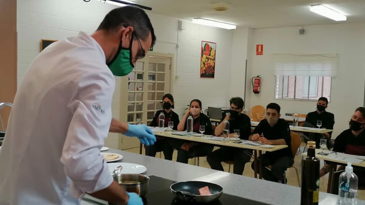 eschotur tweet media