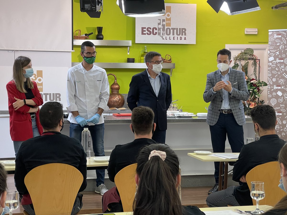 eschotur tweet media