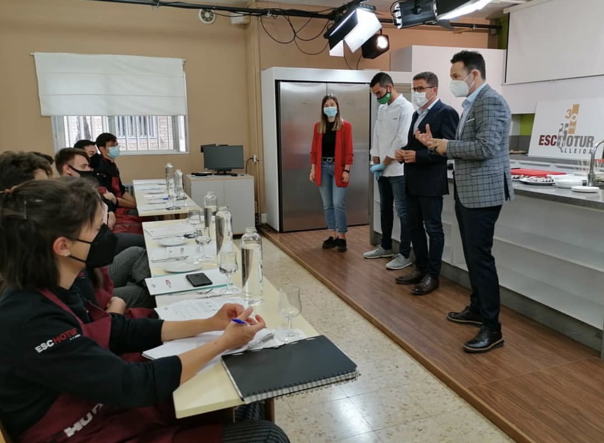 eschotur (@eschotur) on Twitter photo Demo innovadora de cuina molecular i de proteïnes alternatives amb Jordi Moré de <a href="/zyrcular/">Zyrcular Foods</a>
Tot un repte de futur!! Demo innovadora de cuina molecular i de proteïnes alternatives amb Jordi Moré de <a href="/zyrcular/">Zyrcular Foods</a>
Tot un repte de futur!!
