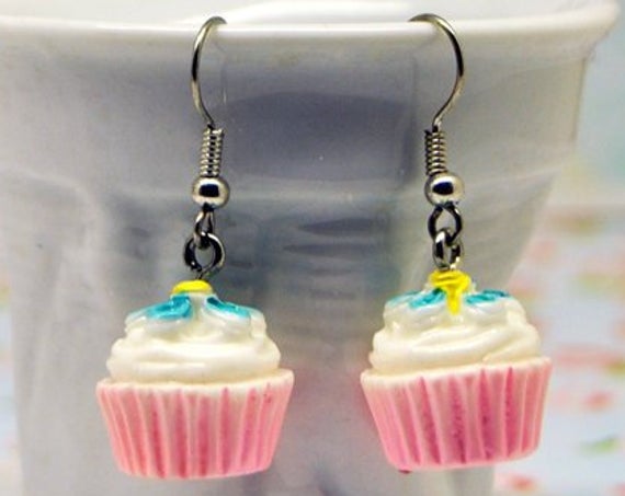 SevenkeysE's tweet photo. cup cake earrings,Food Jewelry,food https://t.co/TyA5lalwuf via @EtsySocial #etsyshop #etsy #etsyshop #valentinedaygift #sweetcookie # https://t.co/QMQpkgSouu