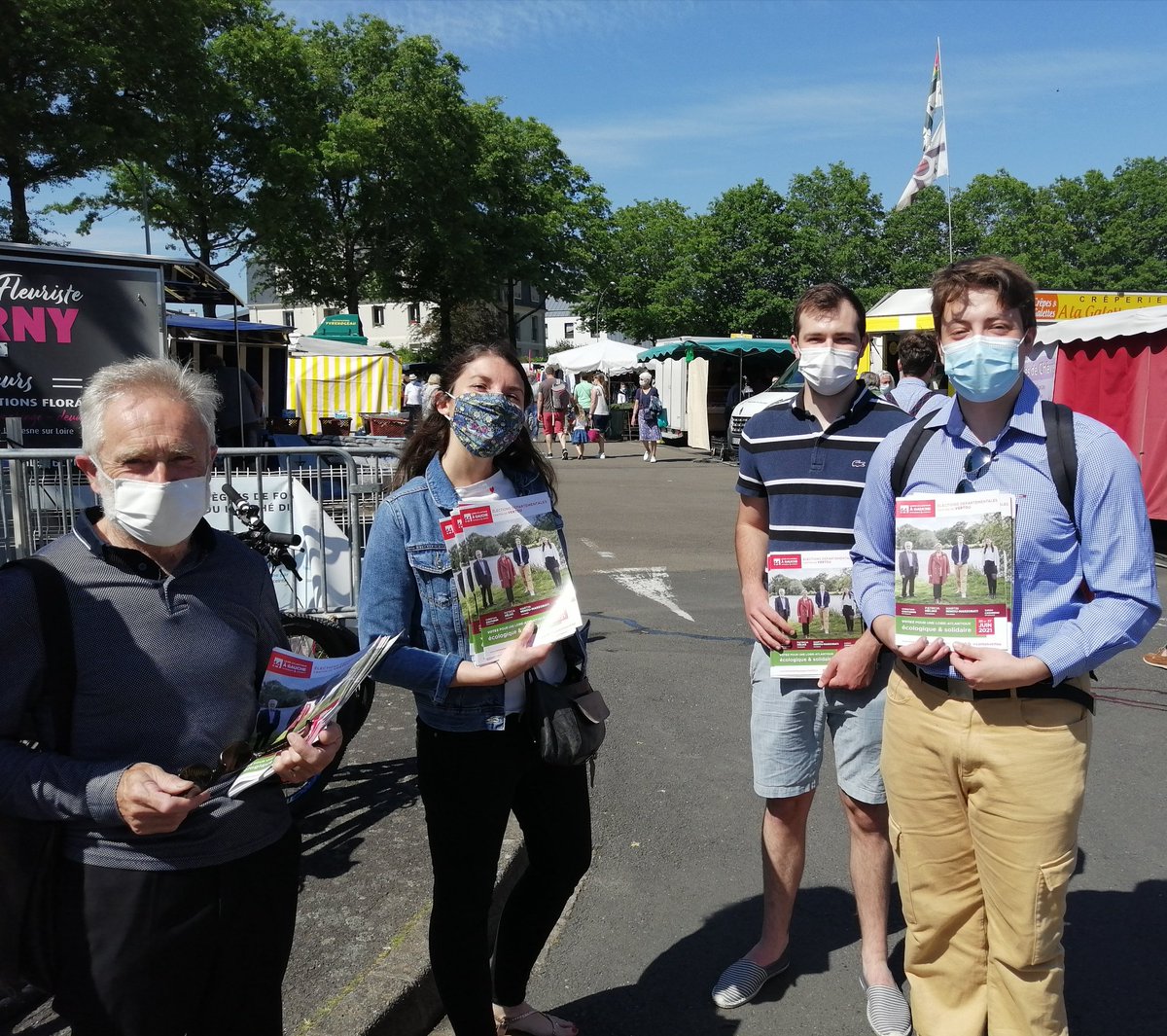 [Sur le terrain 🚩] 
Nous étions présents sur le marché de Vertou ce matin à la rencontre des électeurs et des électrices de Vertou.

#CantonVertou #vertou