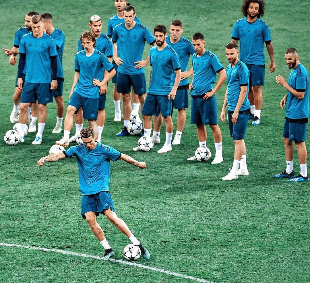 lnstantFoot's tweet photo. Ils n'avaient d'yeux que pour lui 🐐🇵🇹 https://t.co/wAC67n034z