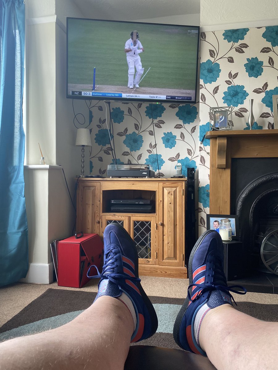 MauriceRedpath's tweet photo. Been to pay my respects, now cup of tea in hand ready for #SelfCareSunday #MindBodySole #Adifamily #3Stripes2Soles1Love #KeepitSpezial #Manchester89 #PeaceAndLove 💜🤝 https://t.co/9FsUG8jiQs