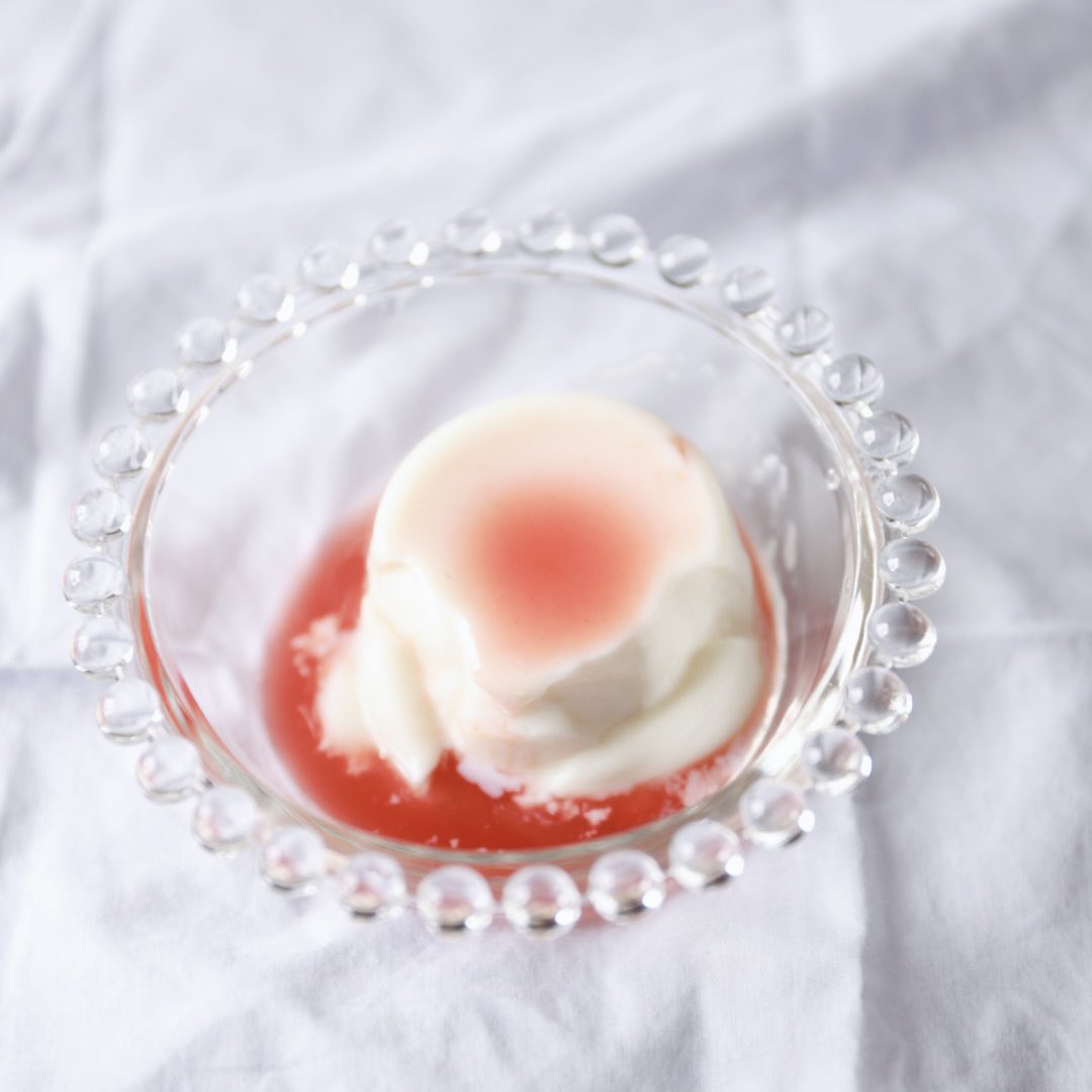 なかしましほ 杏仁豆腐 牛乳は350ml 杏仁霜大さじ２ 砂糖 粉寒天の量はそのまま作ります 煮立てて火を止めたら生クリーム 35 を50ml加えて固めます 砂糖と水を1 3で煮溶かしたシロップで 杏仁霜は大きめスーパーの中華食材コーナーや 輸入