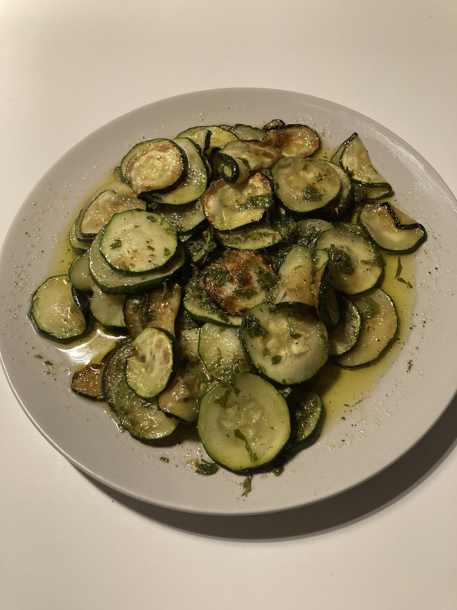 nr6_kar120c's tweet photo. Ieri ho provato a cucinare un piatto della tradizione della famiglia di mio padre: le zucchine "a #scapece". C'è sicuramente ancora molto da perfezionare, ma l'inizio è stato comunque incoraggiante. Che ne dici @andreaborsoi1? https://t.co/JWFg7X7Of9