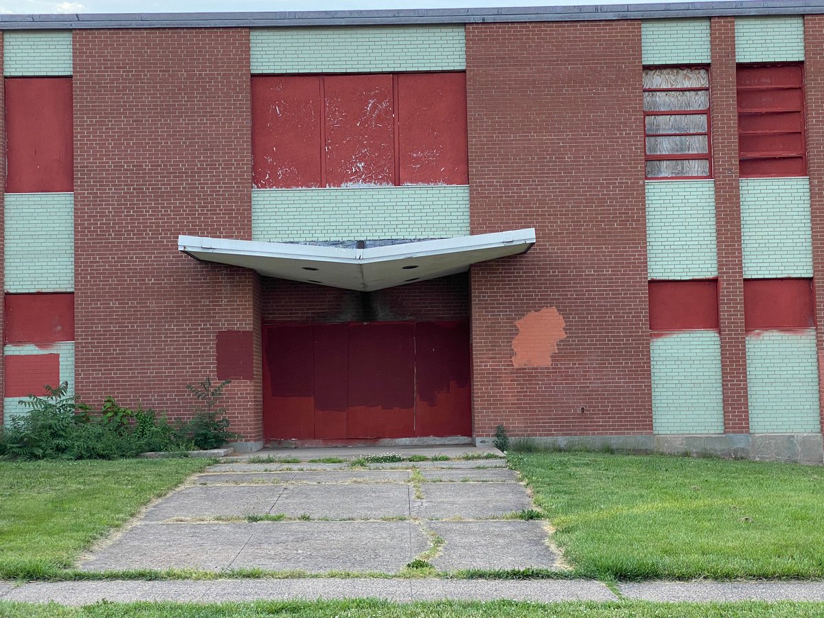 danbutler_55's tweet photo. #JuneAbandonedChallenge The abandoned St. Thomas Aquinas High School building #stahs #Classof73 Kelsey St. New Britain CT. Closed in 1999, the building quickly fell into disrepair. Slated for demolition. YouTube videos show the abandoned interior. 1/3 https://t.co/6JBbSwGbYf