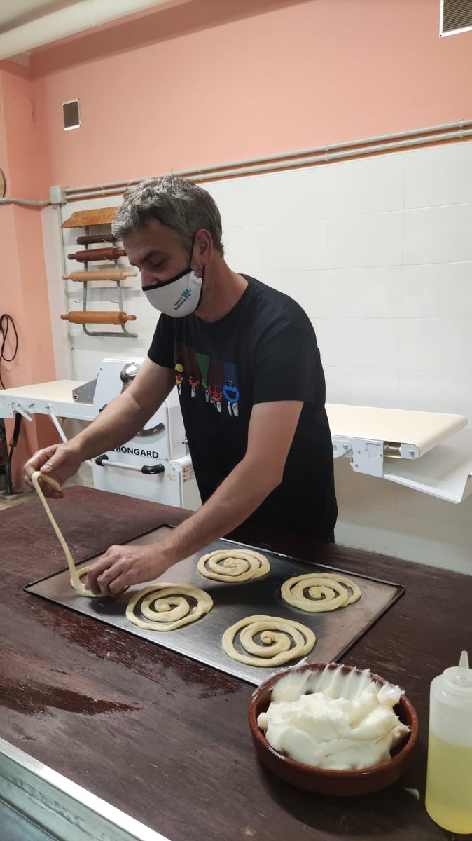 La primera ensaïmada de Maura en uno de los hornos con más tradición de Inca, el Forn de Sant Francesc ¡Menuda experiencia!😋

#somdemallorca #visitinca #mallorcasafetourism 
<a href="/somdemallorca/">#SomdeMallorca</a> <a href="/MallorcaTourism/">Fundació Turisme Responsable de Mallorca</a> <a href="/incaciutat/">Ajuntament d’Inca</a> <a href="/balearestb/">BalearesTB</a> <a href="/fsantfrancesc/">Forn Sant Francesc</a>