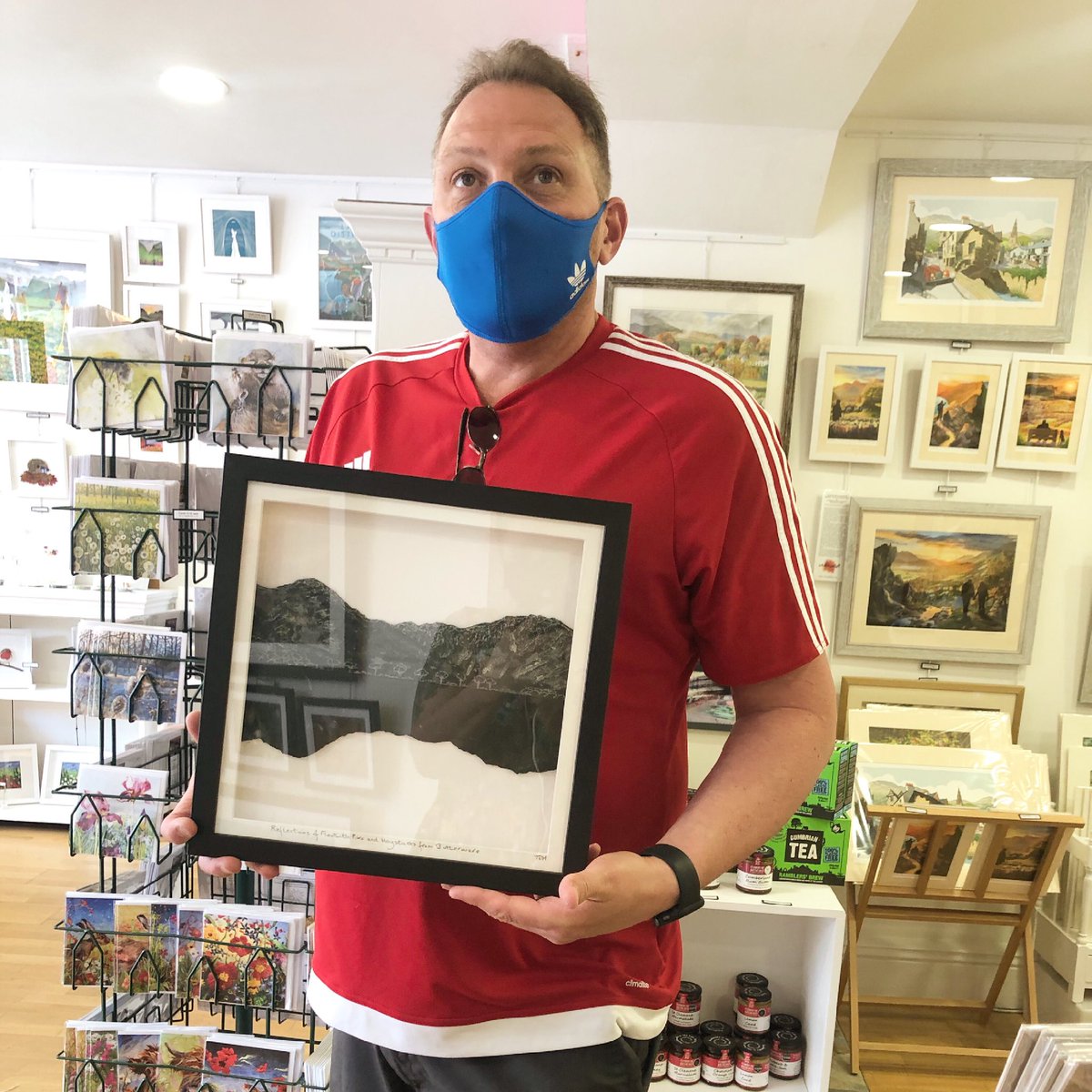 CherrydidiUK's tweet photo. Nothing like picking up a gift ⏱30 MINUTES ⏱ before your holiday’s over!! Martin and his wife are taking home an amazing piece by #lovingslate ❤️

Take all the time you need at: https://t.co/vgXuM2MkUQ

#cherrydidi #slateart #shoplocal #brittishmade https://t.co/yUSZOZ6ZMR