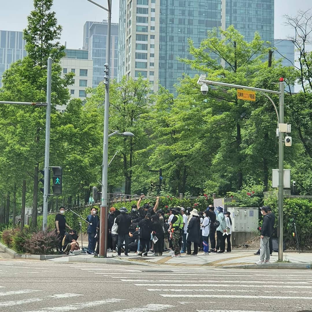 SIKseekers's tweet photo. #YooAhIn filming HIGH FIVE (HI.5) yesterday June 5th in Songdo, Incheon

©p__s_e 

#하이파이브 #유아인 https://t.co/pW7vGF7Htw