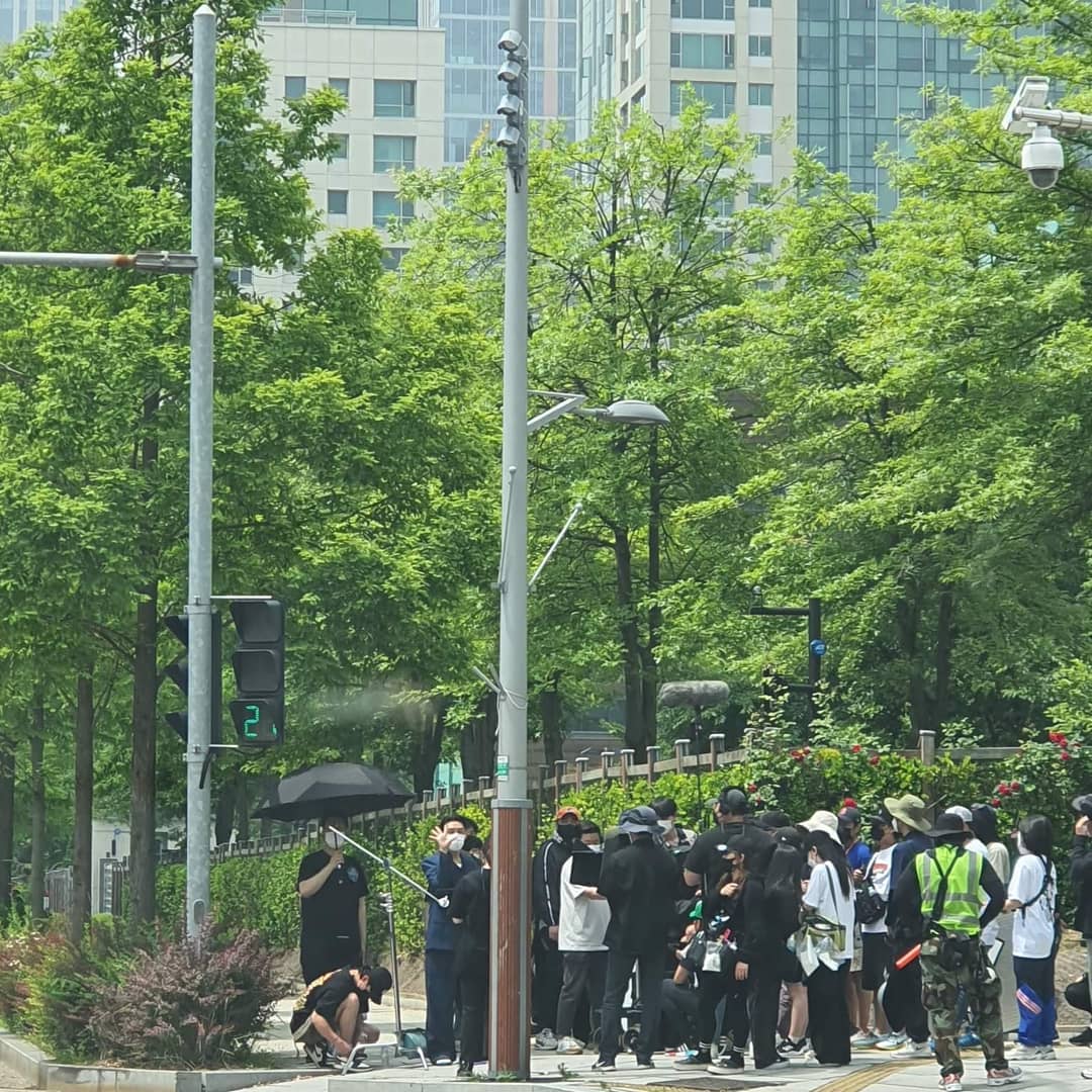 SIKseekers's tweet photo. #YooAhIn filming HIGH FIVE (HI.5) yesterday June 5th in Songdo, Incheon

©p__s_e 

#하이파이브 #유아인 https://t.co/pW7vGF7Htw