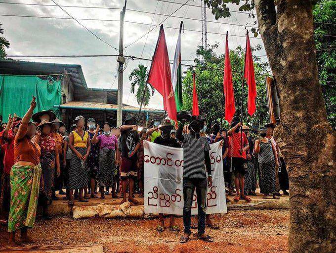 Locals in Sit Pye village, LaungLon Tsp marched against dictatorship and showed solidarity with all freedom fighters across nation holding a banner reading “Unity of Hill and Plain regions”.
#RejectCoupRejectASEAN #June6Coup #WhatsHappeningInMyanmar