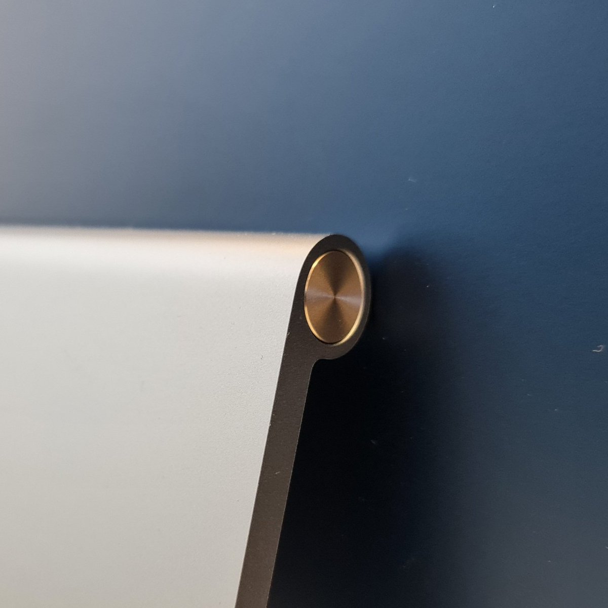 GKPtech's tweet photo. Os detalhes do novo @Apple iMac 24".
É nestas pequenas que se percebe que 1500€ não é assim tanto dinheiro quando se tem equipas a desenhar e construir produtos com estes pormenores. 
#imac #imac2021 #blue https://t.co/mDueFErEbE