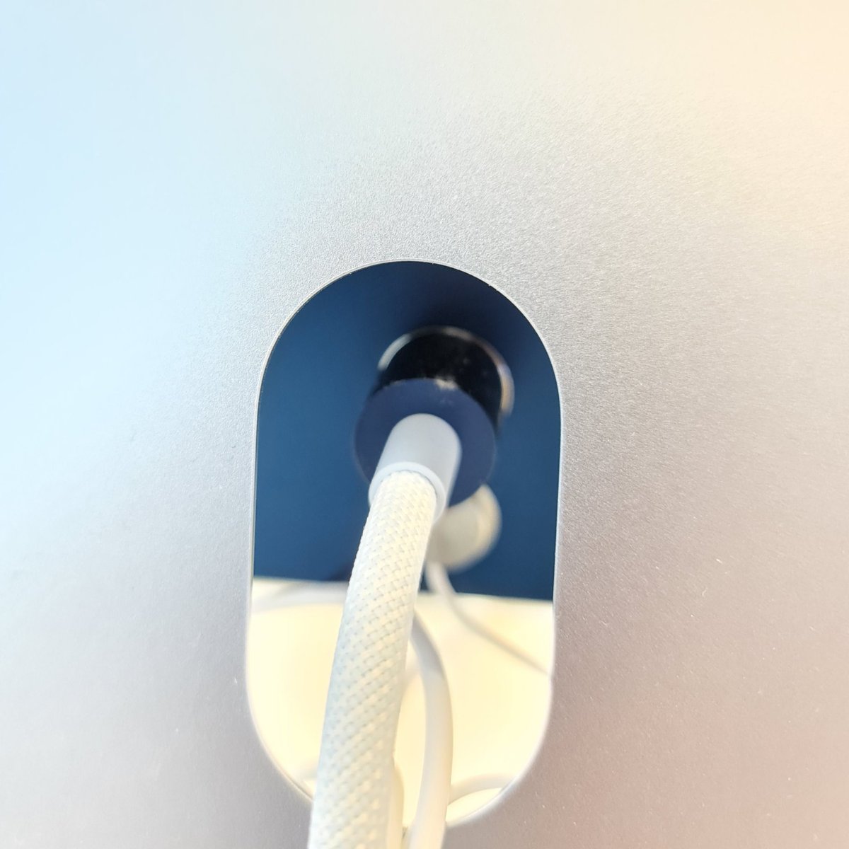 GKPtech's tweet photo. Os detalhes do novo @Apple iMac 24".
É nestas pequenas que se percebe que 1500€ não é assim tanto dinheiro quando se tem equipas a desenhar e construir produtos com estes pormenores. 
#imac #imac2021 #blue https://t.co/mDueFErEbE