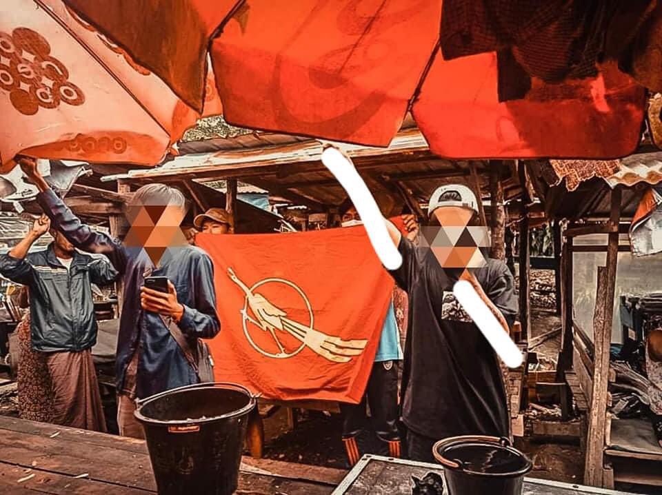 ChenXine's tweet photo. A guerrilla-styled protest against military dictatorship by a group of pro-democracy youths in a market to defy military rules. #RejectCoupRejectASEAN #WhatsHappeningInMyanmar #June6Coup https://t.co/ln7t2Yrot5