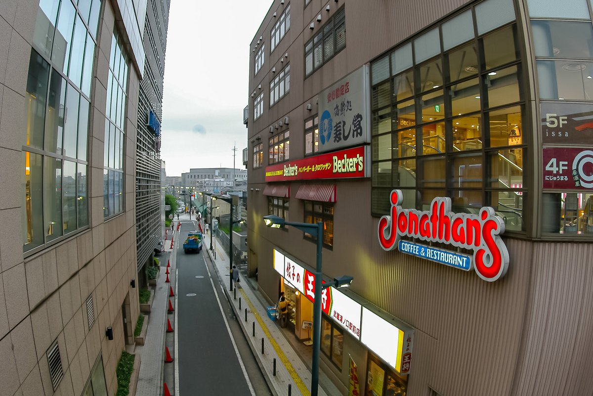 ট ইট র 三日画師 武蔵溝ノ口駅前のノクティ1と 味の食彩館 の間から溝口 駅前ストアー前の高津合同庁舎入口交差点へと続く道 駅前のペデストリアンデッキとバス タクシーのりばのロータリー ペデストリアンデッキの中央に いかにも魚眼レンズで撮ってくれ