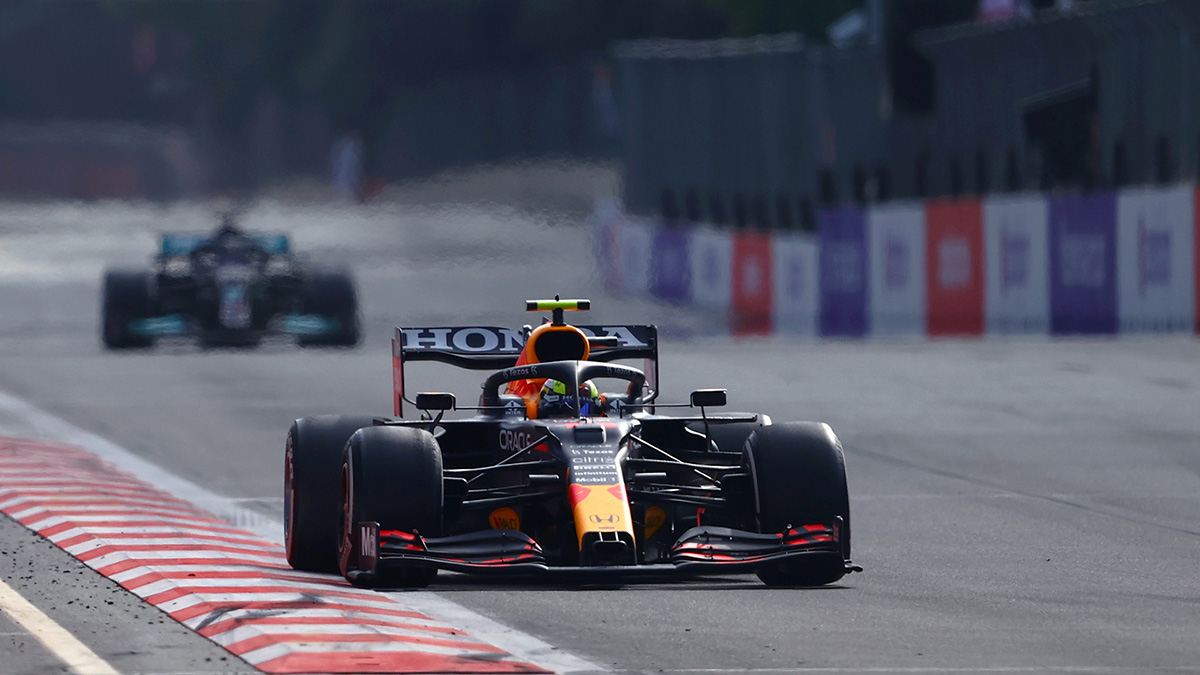SoyMotor's tweet photo. Pérez gana en la 'locura' de Bakú con accidente de Verstappen y error de Hamilton - https://t.co/yvsztf1n6M

#F1 #AzerbaijanGP https://t.co/8OZQ1DvbPu