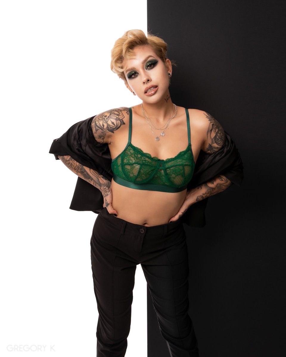 GregoryKPhoto's tweet photo. Finally got to use my v-flats for the first time.  In studio shots of vulgar.vanity (IG) #portraits https://t.co/w6LMiKqZC8