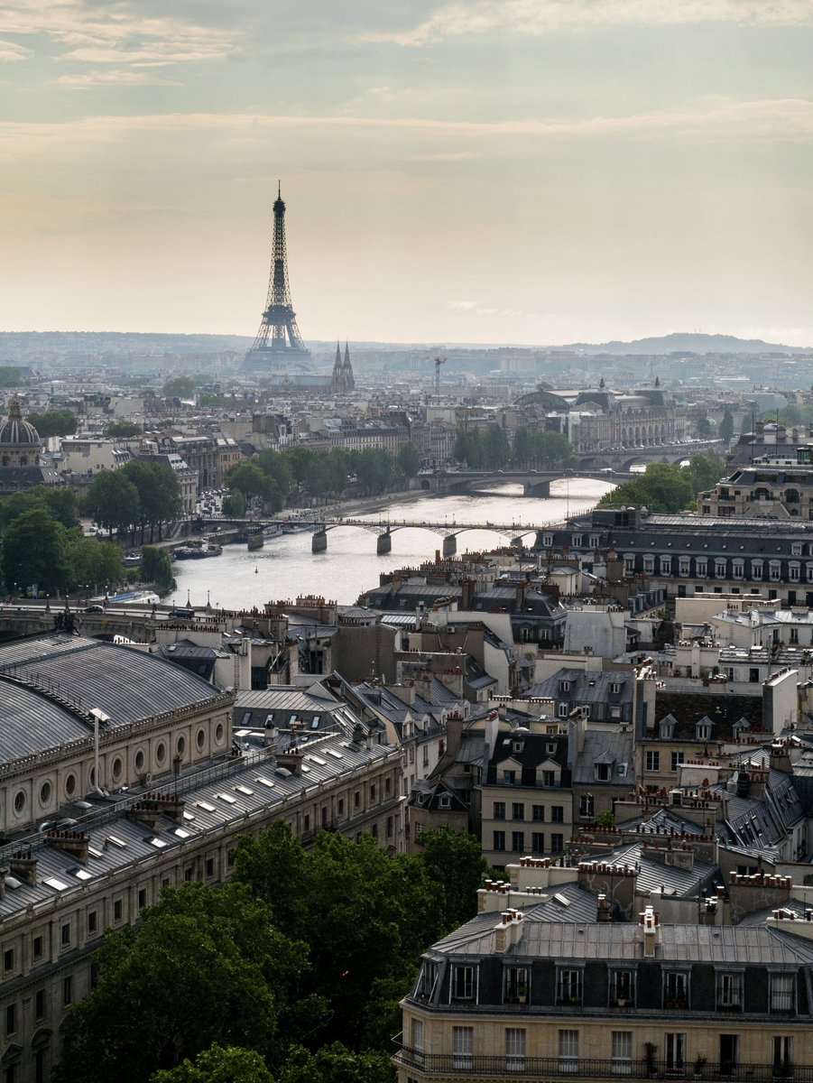 CulturezVous's tweet photo. 🔝 Aujourd’hui on prend de la hauteur ! Je vous emmène en haut de la Tour Saint-Jacques : 300 marches à grimper pour profiter d’une vue à couper le souffle sur #tourParis 😍
👉 La Tour Saint-Jacques se découvre pendant l’été lors de visites guidées organisées par @dmda_paris https://t.co/s8SFIPMtv4