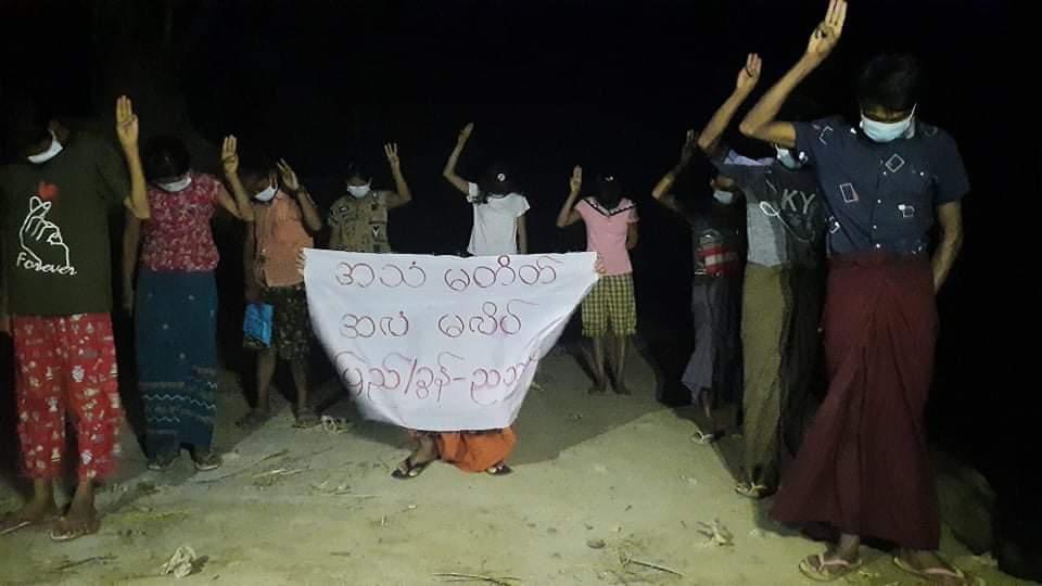 HsuChiKo1's tweet photo. Anti-military night strike in Mandalay, Pyigyidagun Township despite frequent arrests and tight security.
#June6Coup
#WhatsHappeningInMyanmar https://t.co/2v8rMYtCRc