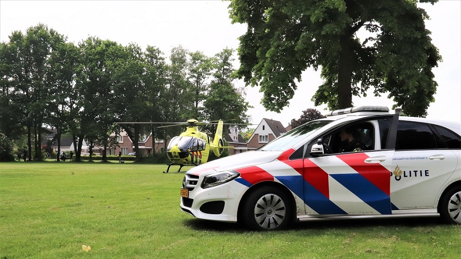 Landing traumahelikopter trekt veel bekijks in Veghel..