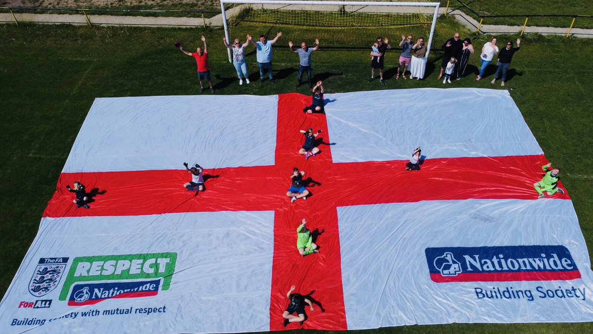 Brilliant to see the reaction of the Hamble <a href="/HCYdisability/">Hamble Club Youth PAN DISABILITY</a> players to have the giant England flag today - what a fabulous set up they have.  Amazing how many smiles <a href="/England/">England</a> 🏴󠁧󠁢󠁥󠁮󠁧󠁿 brings!

#SignYourSupport &amp; raise £50,000 for <a href="/AskNationwide/">Nationwide</a> Grassroots Fund!

nationwide-signyoursupport.co.uk