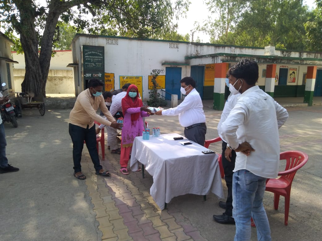 DdSaharanpur's tweet photo. आज दिनांक 06 जून, 2021 को उपनिदेशक(पं0) द्वारा विकास खण्ड खतौली की ग्रा0पं0 शेखपुरा,बडसू, भैंसी व बोपाडा में विशेष साफ-सफाई अभियान  का निरीक्षण व निगरानी समिति के सदस्यों के साथ बैठक की गई व कम्पोस्टव सोक पिट के निर्माण तथा प्लास्टिक कलेक्शन कराये जाने के निर्देश दिये गये। https://t.co/aqLeZT5Tpp