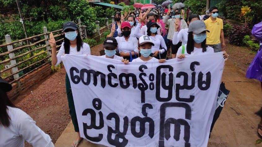 LeeDam_3's tweet photo. Despite the heavy rain, Villagers of Auk Yephyu village, Longlon Tsp continued to defy the Military rules. 

#RejectCoupRejectASEAN
#June6Coup
#WhatsHappeningInMyanmar https://t.co/f5DfiFL5F9