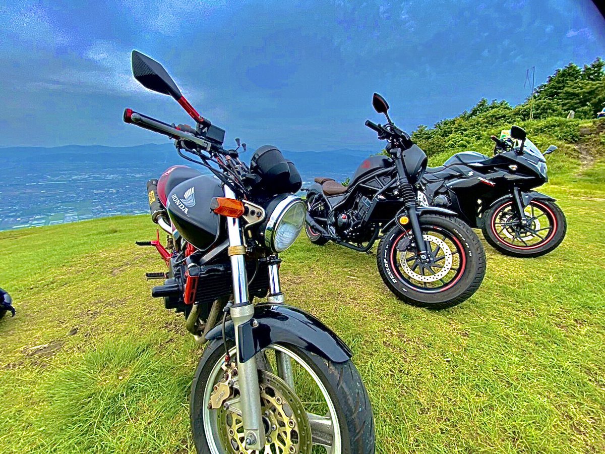 hs1012sy's tweet photo. 今日は洗車してからのツーリング行ってきました🤩

鷹取山のグライダー山に出発したのは
いいけど
また汚れてしまって
また洗車しなくては😅

九州の方ツーリング行きませんか？
#レブル250sエディション
#GSX250R 
#ホーネット
#バイク乗りと繋がりたい https://t.co/CAph6F6E5F