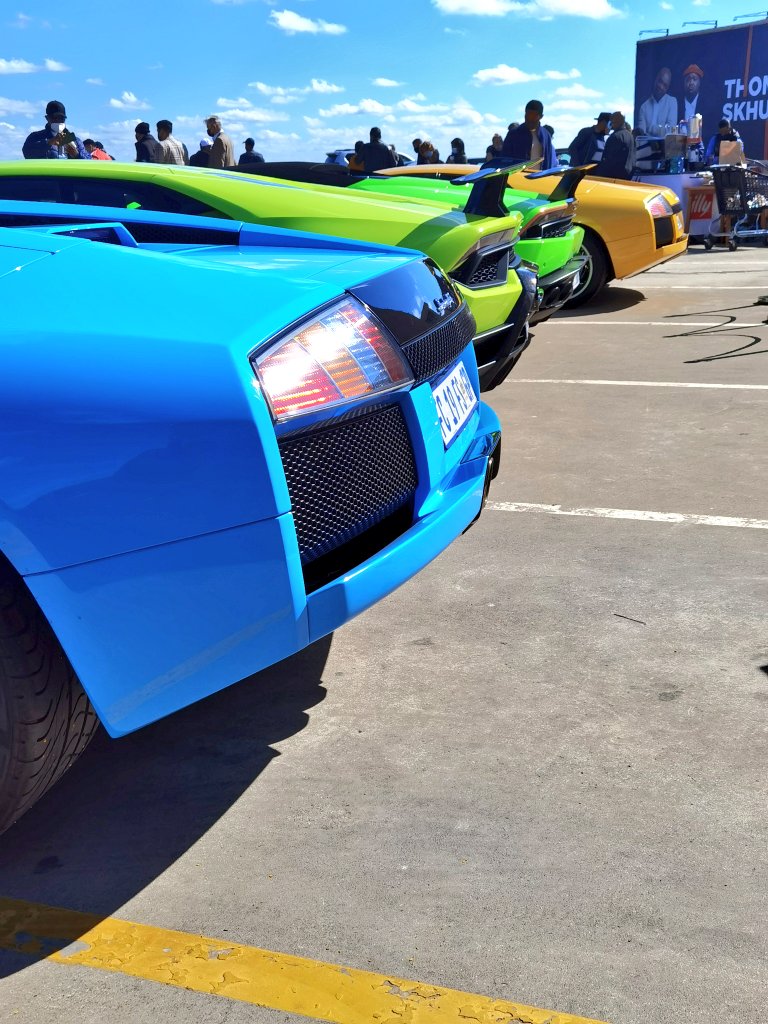 adventures_m's tweet photo. The Raging bulls in the most beautiful colours you could ever ask for. @HPCHydePark #coffeeandcars #Made4Dad #LoveHPC @Lamborghini https://t.co/Z0GZcwdLPf