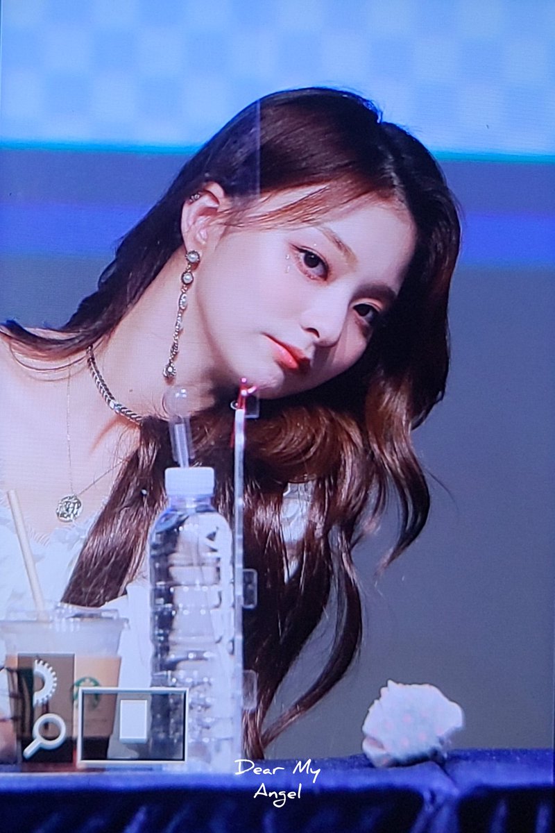DearMyAngel0601's tweet photo. 210606 팬싸인회 프리뷰3🐥

나경아 고생했다❤

#프로미스나인  #FROMIS_9 
#이나경  #나경 #LeeNaGyung
#ナギョン https://t.co/FAEUbH8MCG