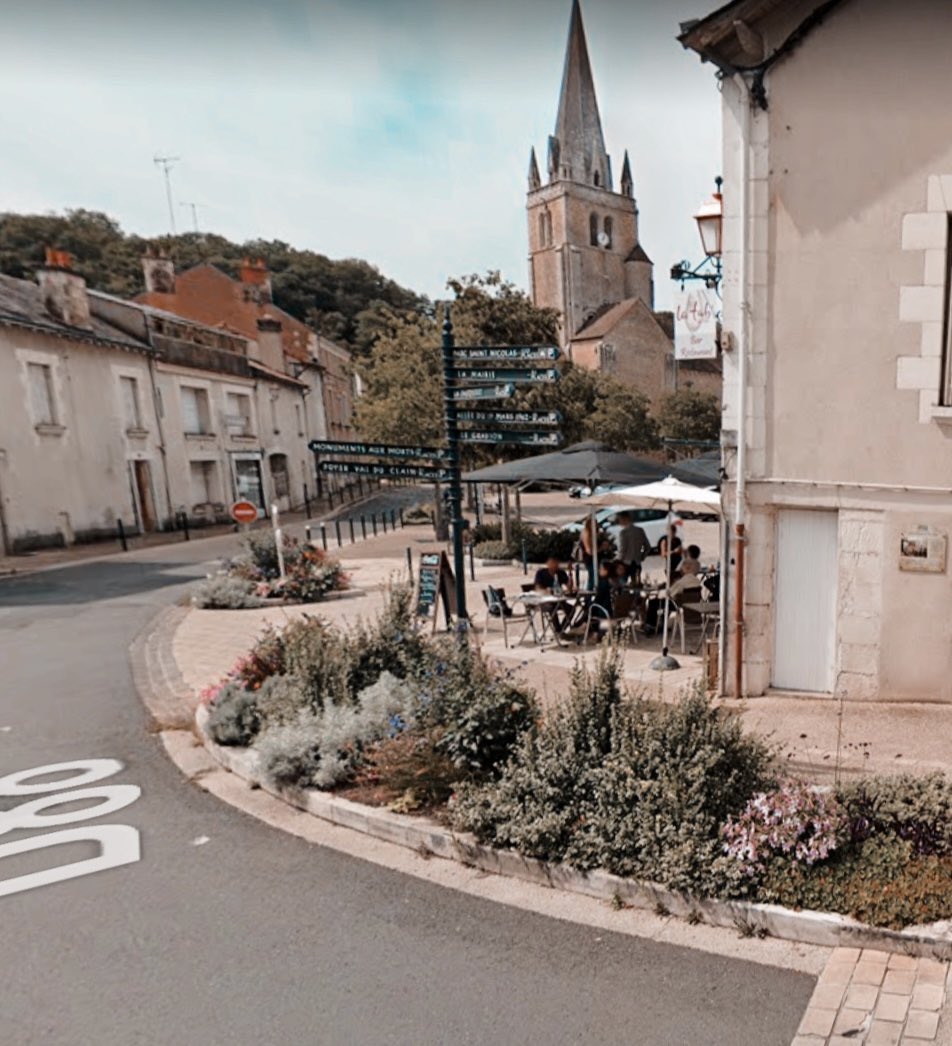VETPoitiers5's tweet photo. [EN TERRASSE]🍻
▶️Après distribution et boitage des flyers de @vienneentransition 
👉🏼 Nos candidats ont profité du soleil en terrasse, à #StBenoit dans un endroit agréable et familiale. 
Moments #indispensables d'échanges et de convivialité ! 🌱

 #departementales2021 #vienne86 https://t.co/FIfUDQnH9m