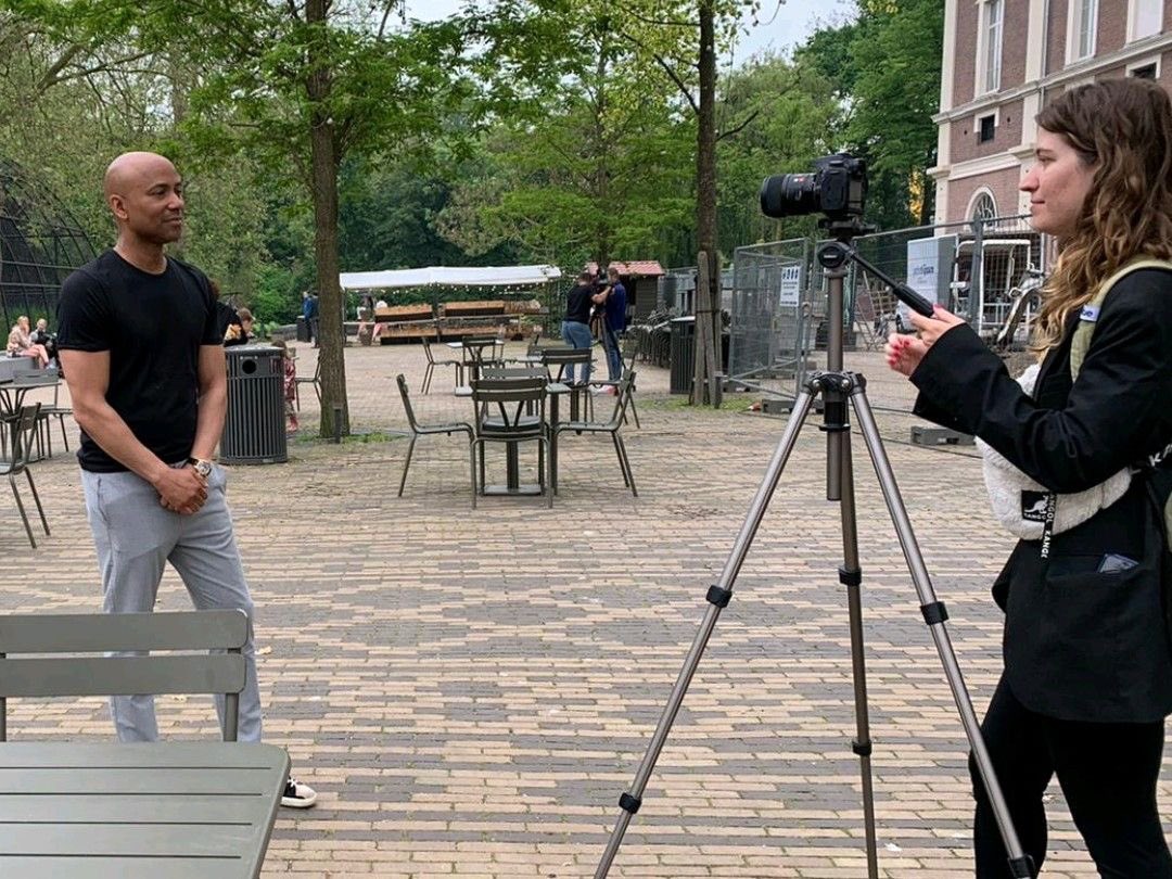 Behind the scenes met programmamaker <a href="/AnneMarijnEpker/">Anne-Marijn Epker</a> en mediavormgever Julia Helmich. In ‘De Balie Icons: Jane Goodall' gaat Humberto Tan een belangrijke vraag stellen aan Jane Goodall. Wil je dit niet missen? Kijk 14 juni mee via de livestream > debalie.nl/programma/de-b…