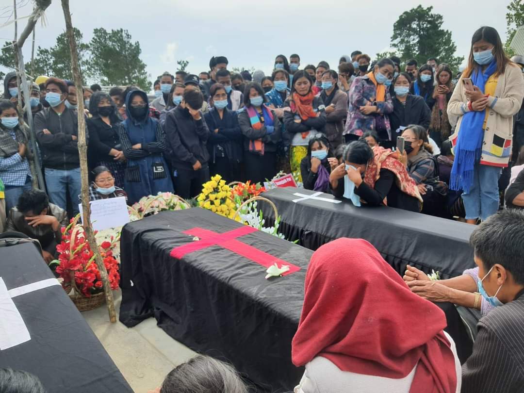Shorea1101's tweet photo. Funeral of three youths who died during bomb explosion in Hakha yesterday was held by locals from Hakha this evening. 
Rest in Peace🥀🥀🥀
#RejectCoupRejectASEAN 
#WhatsHappeningInMyanmar 
#June6Coup https://t.co/d0LGIpcHHI