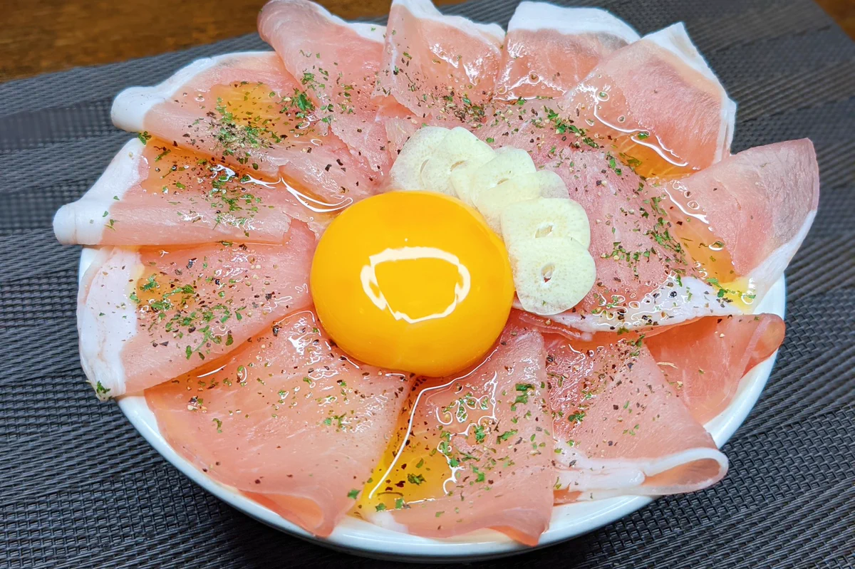 すぐに作れてしかも大満足の一品？！生ハムを使った丼ものレシピ！